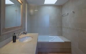 Ensemble douche/baignoire, sĂšche-cheveux, bidet, serviettes fournies