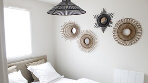 Ein Schlafzimmer mit Bett, Fenster und Wanddekoration.