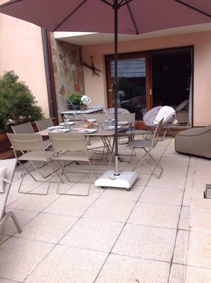 Outdoor dining - COCON HIGH STANDING FRONT OF TRACK (La Salle-Les-Alpes)