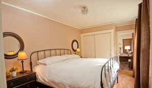 2 bedrooms, desk, Internet, bed sheets