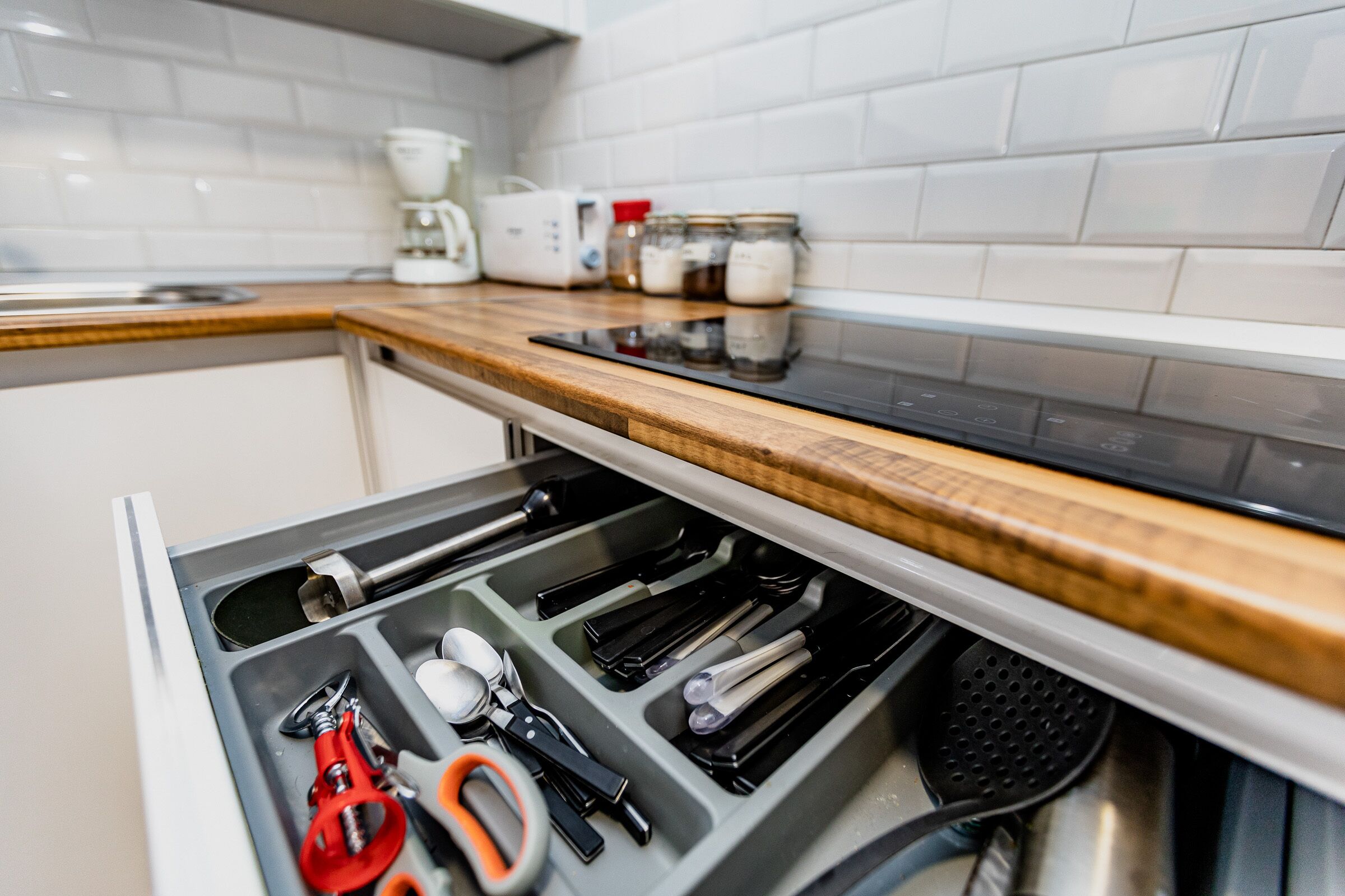 Réfrigérateur, micro-ondes, plaque de cuisson, lave-vaisselle