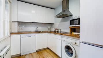 Geladeira, micro-ondas, cooktop, lava-louças