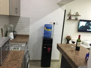 Réfrigérateur, micro-ondes, plaque de cuisson, bouilloire électrique