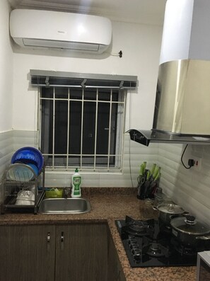 Réfrigérateur, micro-ondes, plaque de cuisson, bouilloire électrique