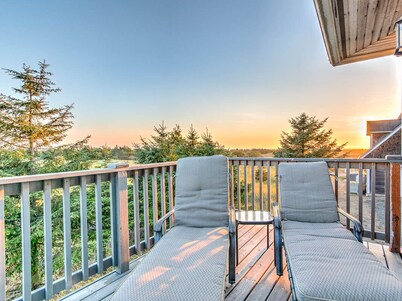 HOT TUB, Pets OK, Amazing View, Steps to Beach,Volleyball, Pool table (KGst)