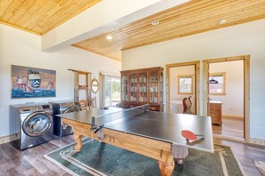 Interior - HOT TUB, Pets OK, Amazing View, Steps to Beach,Volleyball, Pool table (KGst) (Long Beach)