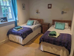 3 bedrooms, iron/ironing board, WiFi, bed sheets - Charming Cottage In Historic Arts And Crafts Village (Fortingall)