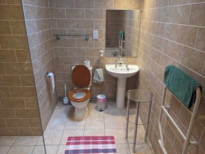 Duschwanne, Haartrockner, Handtücher, Toilettenpapier