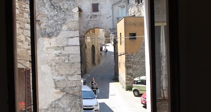 RENTAL ROOMS- APARTMENT historical center in the medieval village of Todi.