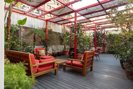Terraza o patio. Hotel Praktik Garden