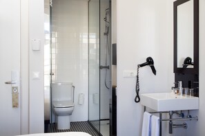 Een douche, een regendouche, milieuvriendelijke toiletartikelen
