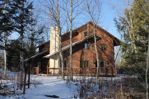 Suuri tien varrella sijaitseva lomakoti, jossa on tilava avoin konsepti ja 4 hengen poreallas