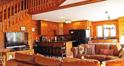 Suuri tien varrella sijaitseva lomakoti, jossa on tilava avoin konsepti ja 4 hengen poreallas