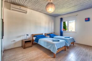 5 bedrooms, free WiFi, bed sheets - House with pool, large garden and good location in Medulin (Medulin)