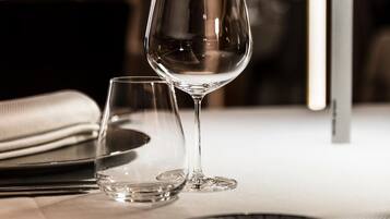 Une table à manger avec deux verres à vin et un chandelier.