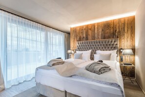Minibar, in-room safe, desk, cots/infant beds - Hotel Montchalet (Ortisei)