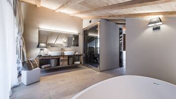 Platin suite with steambath and bar area | Bathroom | Free toiletries, hair dryer, bathrobes, slippers
