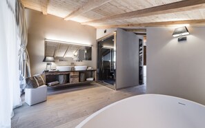 Platin suite with steambath and bar area | Bathroom