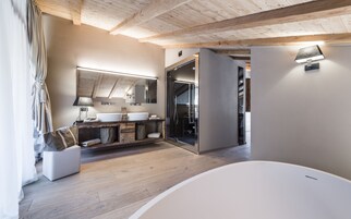 Platin suite with steambath and bar area | 浴室 | 免费洗浴用品、吹风机、浴袍、拖鞋