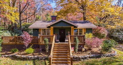 Bear Bungalow - 1 mile from Main Street Blowing Rock! Hot Tub - Pet Friendly - Fenced In Yard