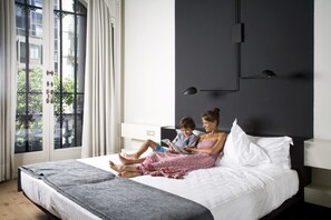 Cofres nos quartos, cortinas blackout, quartos à prova de som