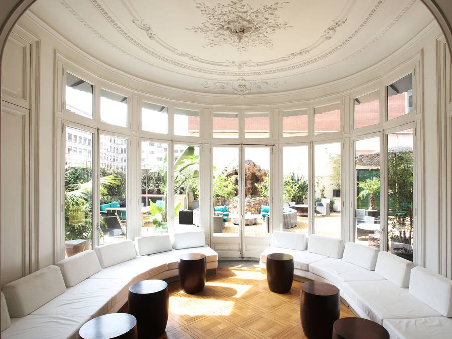 Lobby lounge