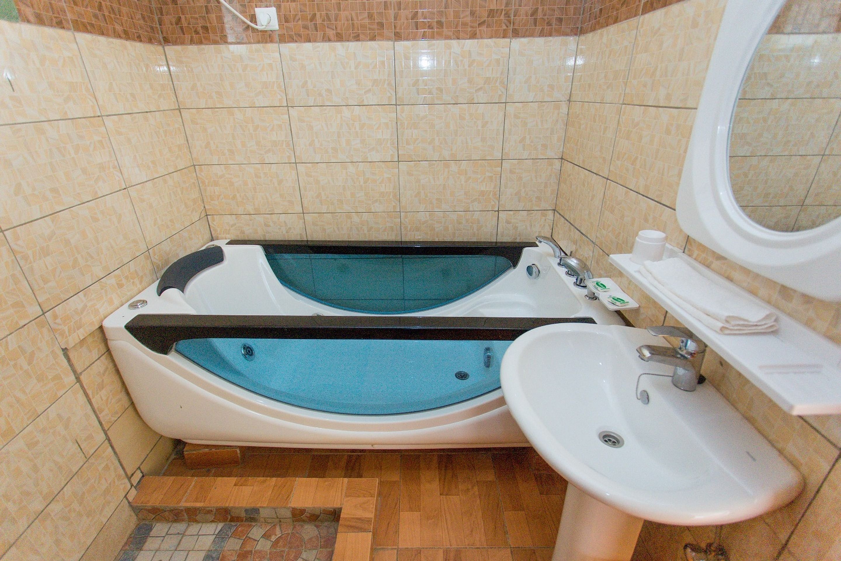 executive suite | bathroom | shower, rainfall showerhead, free toiletries, towels