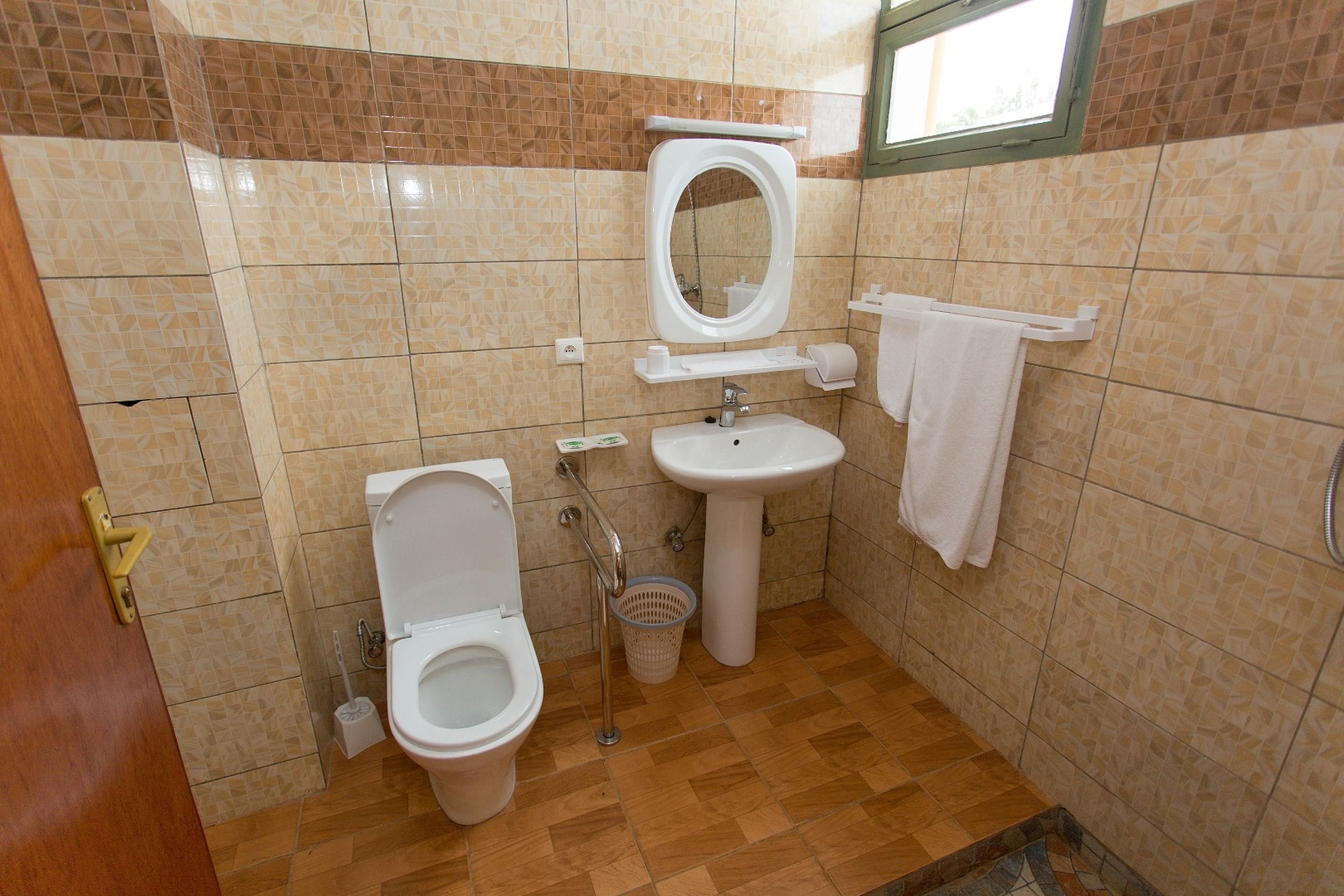 shower, rainfall showerhead, free toiletries, towels