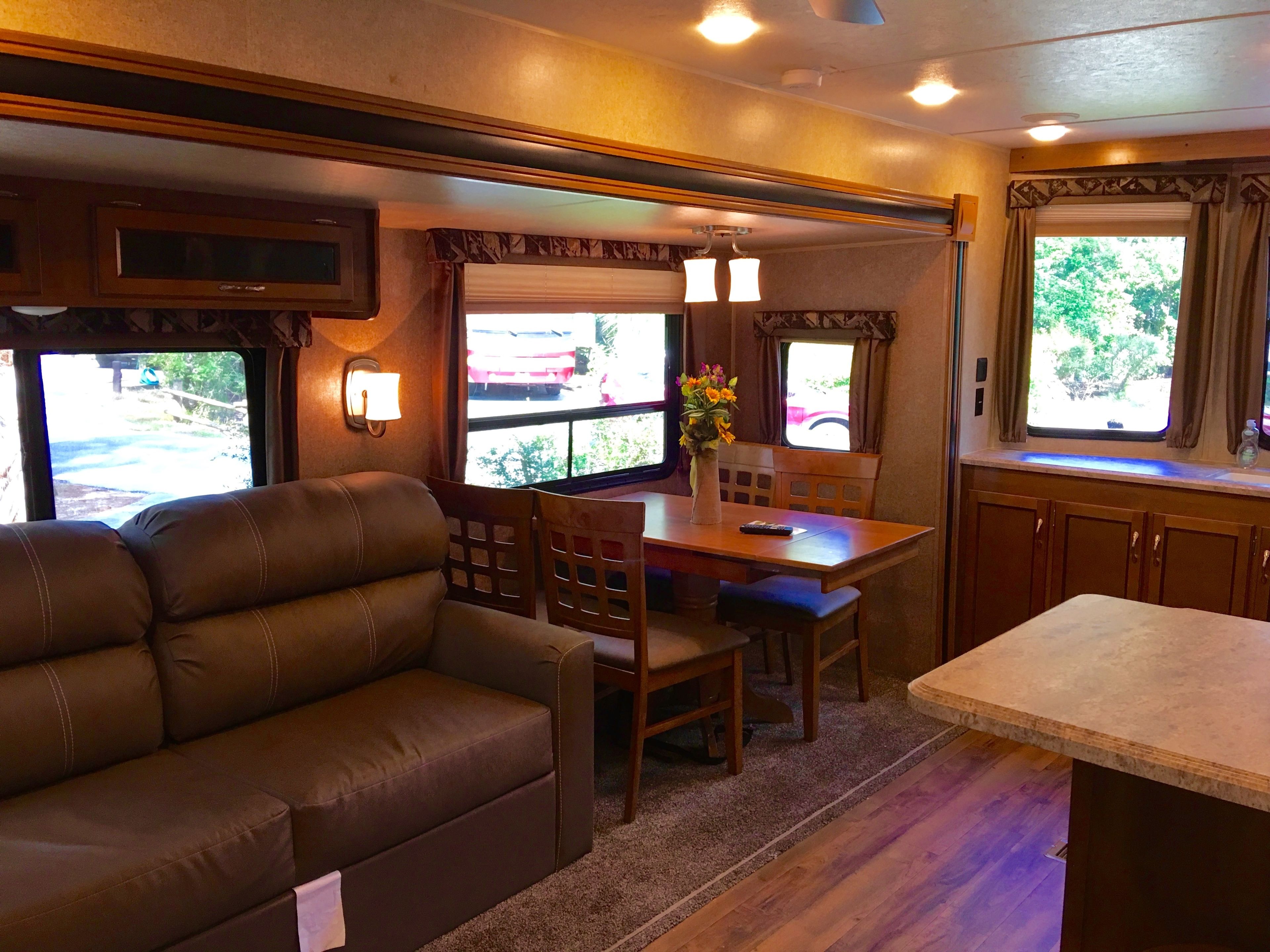 Premium Mobile Home, 2 Bedrooms | In-room dining