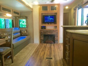 Mobile Grand-Unterkunft, 2 Schlafzimmer | Wohnbereich | Flachbildfernseher