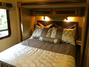 Casa móvil Premium, 2 habitaciones | Sala de estar | Una televisión de pantalla plana