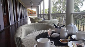 Outdoor dining - Villa In own Grounds 4/5 minutes walk from one of the best beaches in Mauritius. (Pereybere)