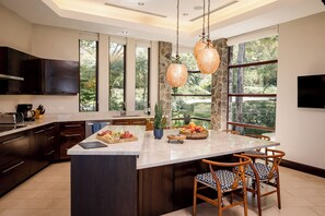 Fridge, microwave, oven, stovetop - Sophisticated Coastal Retreat with ocean views in Peninsula Papagayo. (Liberia)