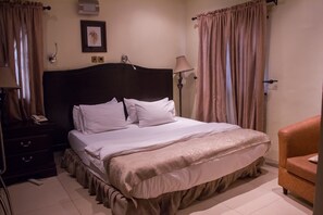 Standard Room | Desk - Tivoli Residence & Bar (Lagos)