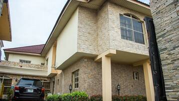 Fachada de la propiedad