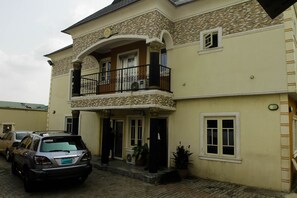 ด้านหน้าที่พัก