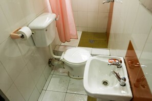 ฝักบัว, เรนชาวเวอร์, ของใช้ในห้องน้ำฟรี, ผ้าเช็ดตัว