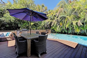 Outdoor dining - Oasis by the Beach managed by Beach Retreats FL Anna Maria Island (Holmes Beach)