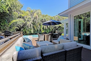 Outdoor dining - Oasis by the Beach managed by Beach Retreats FL Anna Maria Island (Holmes Beach)