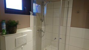 Dusch, hårtork, handdukar och tvål