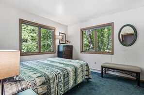 5 bedrooms, iron/ironing board, free WiFi, bed sheets - A Comfortable & Spacious Retreat in the Powderhorn Village (Ironwood)