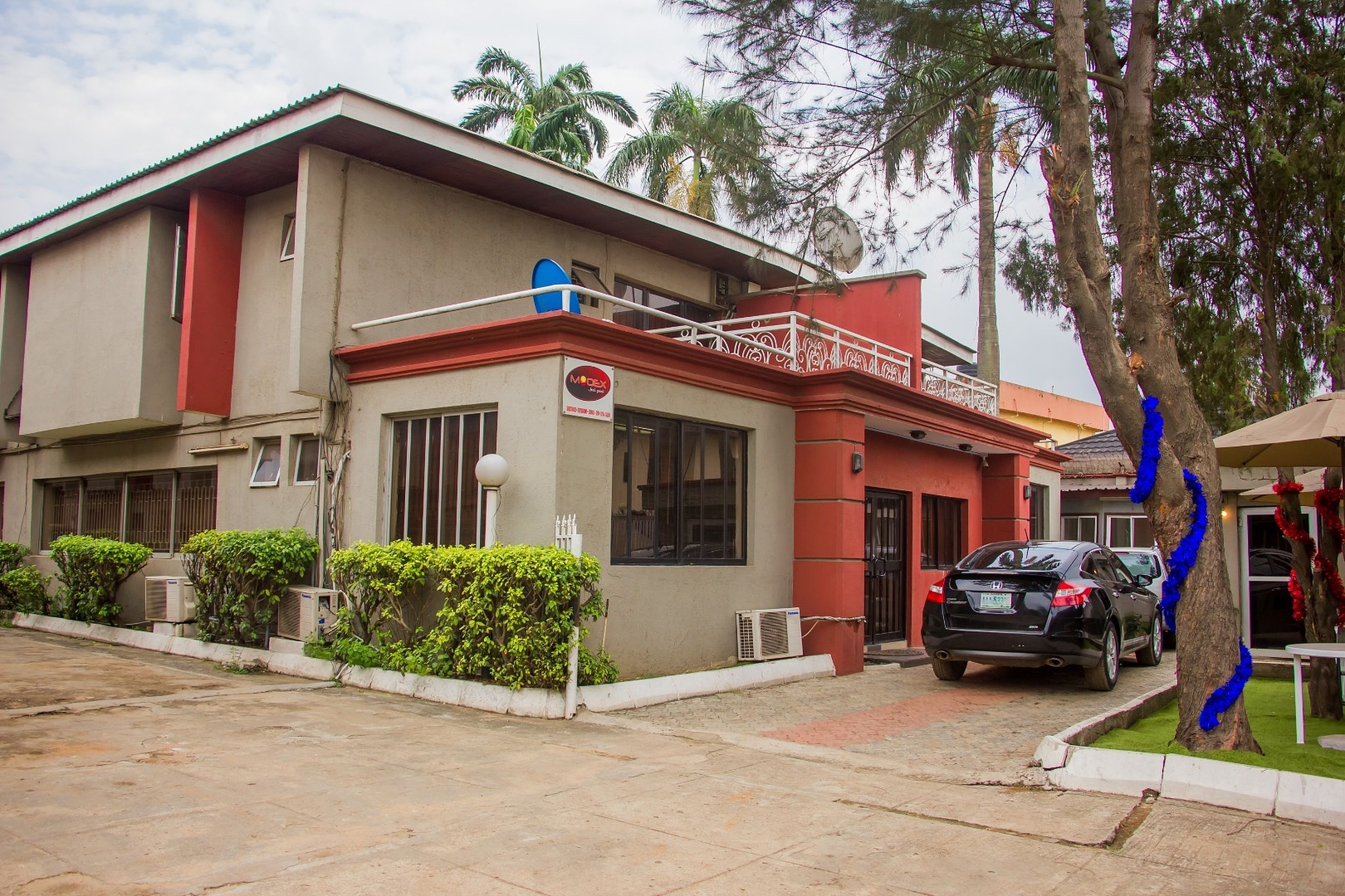 Vista frontal de la propiedad