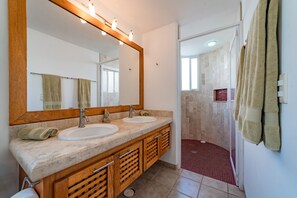Dusche, Haartrockner, Handtücher