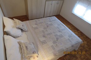2 bedrooms, iron/ironing board, WiFi, bed sheets
