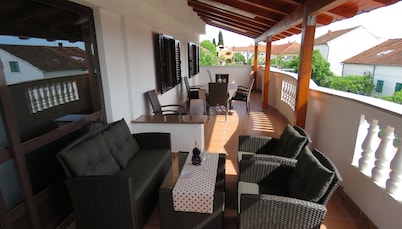 Apartmani Gloria -Leon, top location, large apartment with terrace 50m2 and sea view