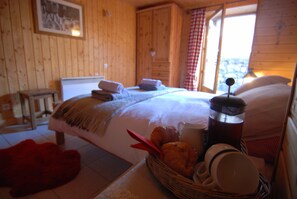 3 bedrooms, iron/ironing board, travel crib, free WiFi - Ancienne Fromagerie, a unique chalet, beautifully renovated  in central Samoens  (Samoëns)