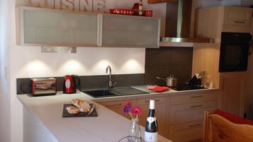 Réfrigérateur, micro-ondes, four, plaque de cuisson