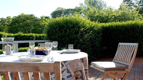 Garden idyl close to the beach 