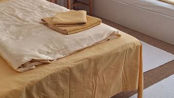 2 bedrooms, iron/ironing board, bed sheets