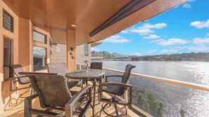 Outdoor dining - Cliffside Kalapaki Bay 2 Bedroom With A/C Amazing Sunsets in Lihue Kauai (Līhuʻe)